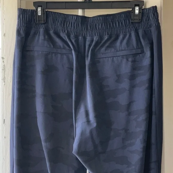 Athleta Brooklyn Camo Jogger, size 8, Blue Camo, pre-owned - Picture 4 of 8